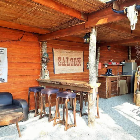 Magnifique En Rondins Avec Et Tipis En Plaine Nature Environnement Ressourcant Au Calme Vue Imprenable Lascaux Non Disponible Juillet Et Aout * Les Farges (Sarlat-la-Caneda)