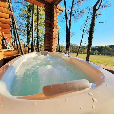 Magnifique En Rondins Avec Ou Sans Et Tipis En Plaine Nature Environnement Ressourcant Au Calme Vue Imprenable Lascaux Non Disponible Juillet Et Aout *