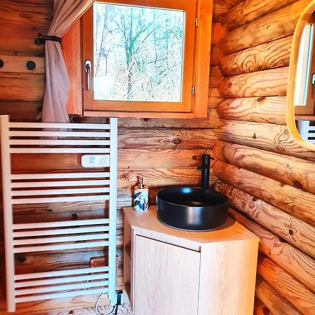 Magnifique En Rondins Avec Et Tipis En Plaine Nature Environnement Ressourcant Au Calme Vue Imprenable Lascaux Non Disponible Juillet Et Aout カントリーハウス