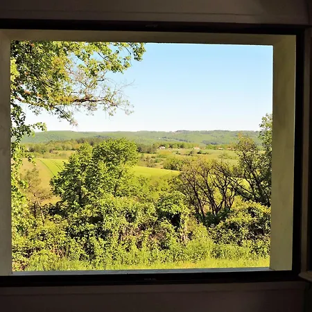 منزل ريفي Magnifique En Rondins Avec Ou Sans Et Tipis En Plaine Nature Environnement Ressourcant Au Calme Vue Imprenable Lascaux Non Disponible Juillet Et Aout Les Farges (Sarlat-la-Caneda)