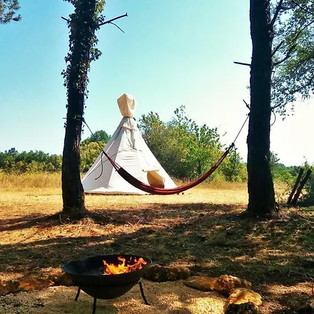 Magnifique En Rondins Avec Ou Sans Et Tipis En Plaine Nature Environnement Ressourcant Au Calme Vue Imprenable Lascaux Non Disponible Juillet Et Aout Les Farges (Sarlat-la-Caneda)