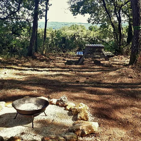 Casa di campagna Grand Tipis Confortable Et En Rondin Du Grand Peuch Lascaux En Périgord