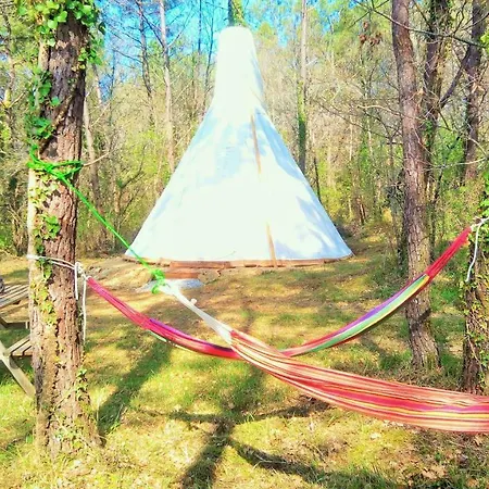Magnifique En Rondins Avec Et Tipis En Plaine Nature Environnement Ressourcant Au Calme Vue Imprenable Lascaux Non Disponible Juillet Et Aout Landsted *