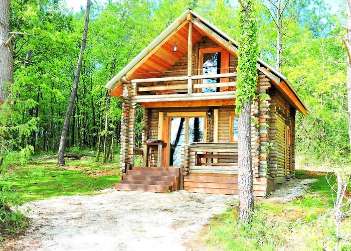 Magnifique En Rondins Avec Et Tipis En Plaine Nature Environnement Ressourcant Au Calme Vue Imprenable Lascaux Non Disponible Juillet Et Aout * Les Farges (Sarlat-la-Caneda)