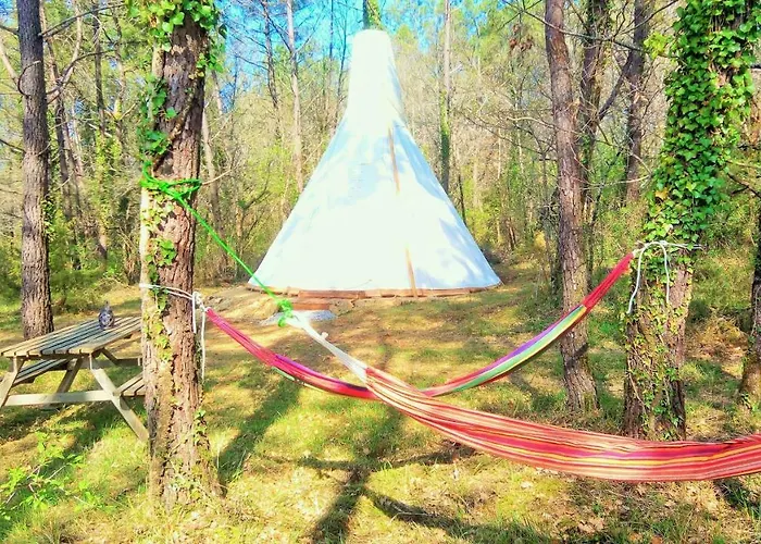 Magnifique En Rondins Avec Et Tipis En Plaine Nature Environnement Ressourcant Au Calme Vue Imprenable Lascaux Non Disponible Juillet Et Aout Venkovský dům *